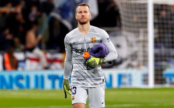 Arsenal and Chelsea are interested in Barcelona goalkeeper