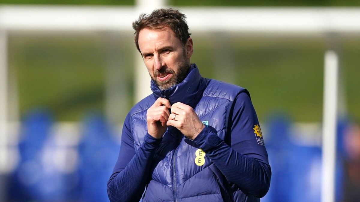 Gareth Southgate expects England players to report in June